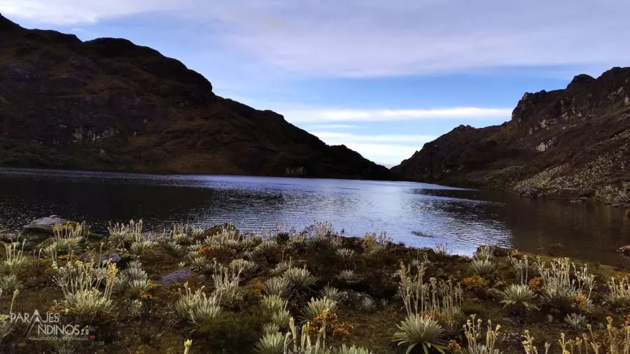 Apacible Laguna de Santo Cristo en Parque Nacional Sierra Nevada
